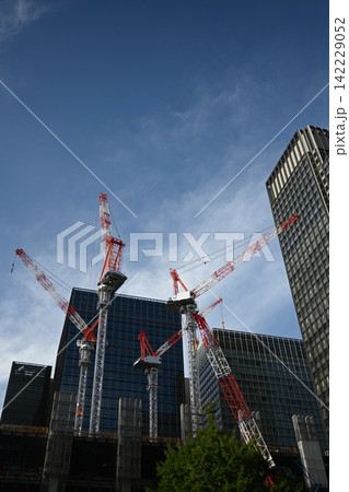 都心の高層ビル建設風景/High-rise construction scene in city 142229052