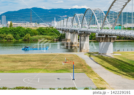 真夏の淀川風景 淀川河川公園枚方地区 大阪府枚方市 真夏の淀川風景 淀川河川公園枚方地区 大阪府枚方市 142229191