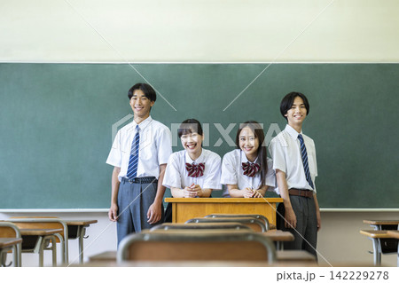 中学生　高校生　男女　集合写真　カメラ目線　笑顔 142229278