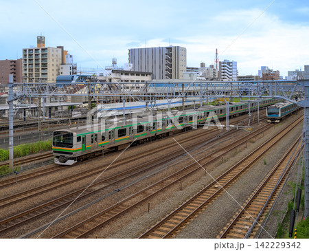 横浜市内の複々線を走行する東海道線と京浜東北線の電車 横浜市内の複々線を走行する東海道線と京浜東北線の電車 142229342