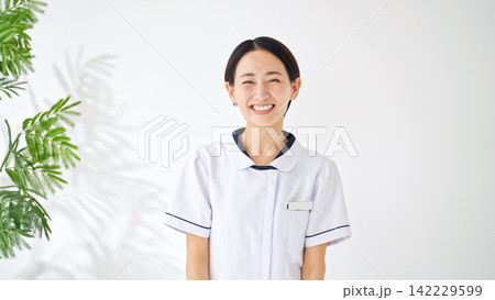 笑顔の白衣の女性。看護師、介護士、病院、クリニック、楽しい、嬉しい、喜ぶ、元気、医療事務、受付、資格 142229599
