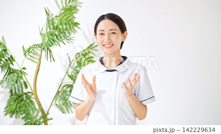 会話する白衣の女性。看護師、介護士、インタビュー、診察、診療、相談、面談、問診、取材、説明、医療事務 142229634