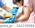 医療　小児科　予防接種を受ける女の子 142230084