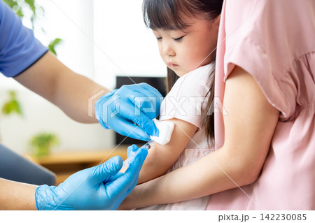 医療 小児科 予防接種を受ける女の子 医療 小児科 予防接種を受ける女の子 142230085
