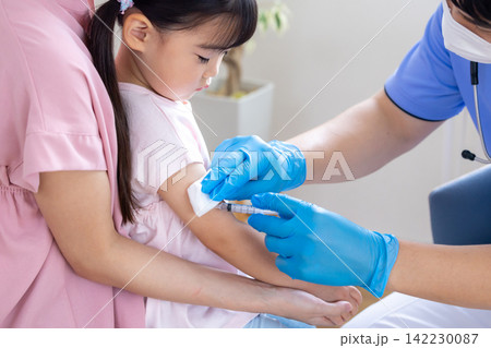 医療 小児科 予防接種を受ける女の子 医療 小児科 予防接種を受ける女の子 142230087