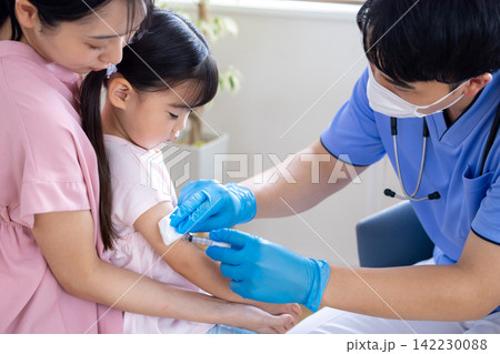 医療 小児科 予防接種を受ける女の子 医療 小児科 予防接種を受ける女の子 142230088