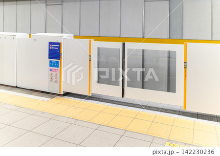 駅のホームドア 142230236