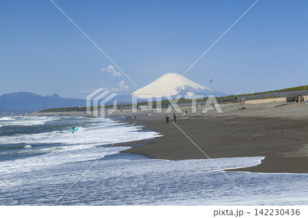 湘南辻堂海岸 青空と冠雪した富士山 湘南辻堂海岸 青空と冠雪した富士山 142230436