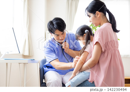 医療 診察を受ける女の子 医療 診察を受ける女の子 142230494