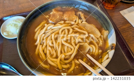 箸で持ち上げる濃厚なカレーうどん 142231035