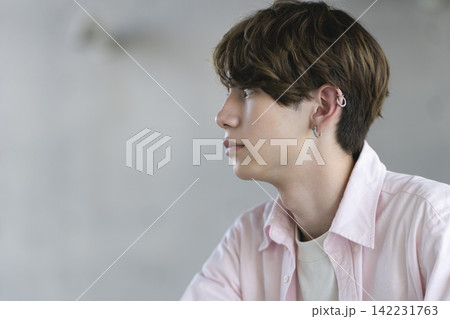 20代前半の外国人男性の横顔 20代前半の外国人男性の横顔 142231763