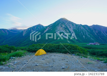 三俣山荘キャンプ場からの鷲羽岳 142231789
