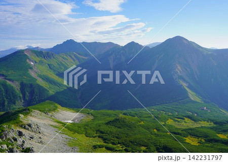 三俣蓮華岳山頂からの水晶岳と鷲羽岳 三俣蓮華岳山頂からの水晶岳と鷲羽岳 142231797