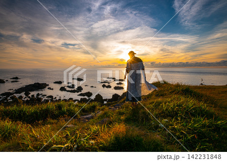 入道崎、夕景と女性 入道崎、夕景と女性 142231848