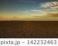 千葉県木更津市の盤洲干潟にて 夕暮れの広い砂浜に立つ木柱と遠くに見える工業地帯 千葉県木更津市の盤洲干潟にて 夕暮れの広い砂浜に立つ木柱と遠くに見える工業地帯 142232463