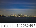 東京湾越しに望む豊洲・晴海エリアのタワーマンション群と青空の都市景観 東京湾越しに望む豊洲・晴海エリアのタワーマンション群と青空の都市景観 142232497