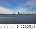 穏やかな海と青空が広がる横浜みなとみらいのパノラマ風景 穏やかな海と青空が広がる横浜みなとみらいのパノラマ風景 142232518