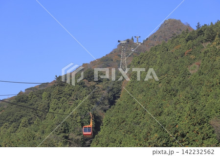 快晴の秋の筑波山山頂とロープウェイ 快晴の秋の筑波山山頂とロープウェイ 142232562