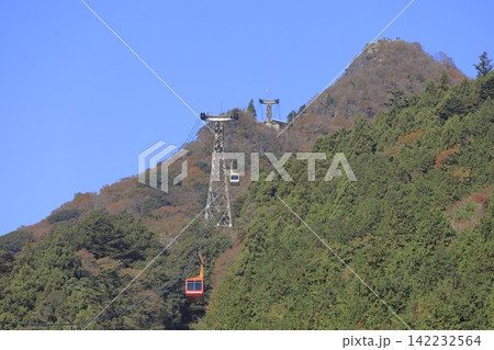 快晴の秋の筑波山山頂とロープウェイ 快晴の秋の筑波山山頂とロープウェイ 142232564