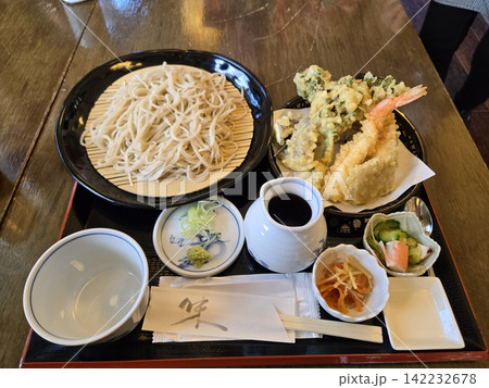 エビの天ぷらが添えられたボリューム満点な天ぷら蕎麦の定食 エビの天ぷらが添えられたボリューム満点な天ぷら蕎麦の定食 142232678