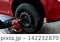 タイヤ交換をしている自動車整備士の手 142232870