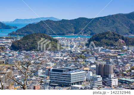 佐伯城山歴史公園から望む佐伯市街と豊後水道 佐伯城山歴史公園から望む佐伯市街と豊後水道 142232946