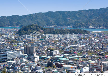 佐伯城山歴史公園から望む佐伯市街地と番匠川 佐伯城山歴史公園から望む佐伯市街地と番匠川 142232947