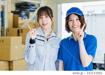倉庫で作業服を着た働く女性 142233002