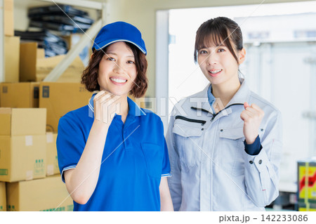 倉庫で作業服を着た働く女性 倉庫で作業服を着た働く女性 142233086