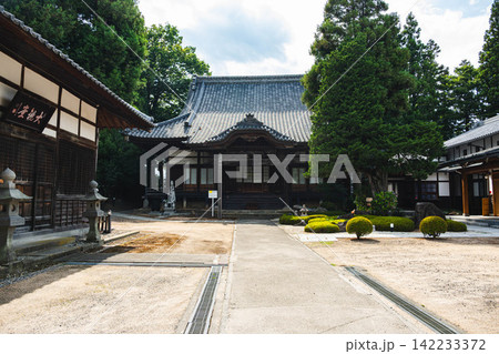 無極寺の本堂と静かな境内（長野県松本市） 142233372