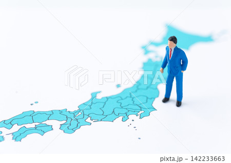 ビジネスマンと日本地図 142233663