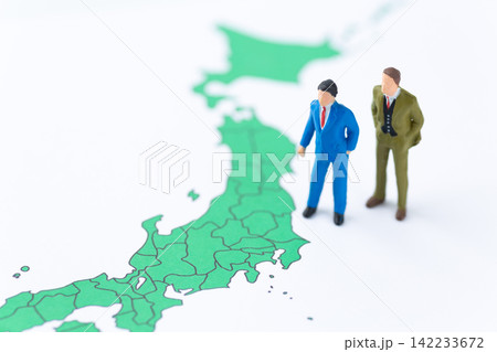 ビジネスマンと日本地図 ビジネスマンと日本地図 142233672