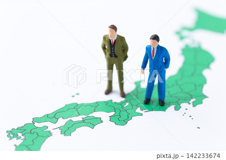 ビジネスマンと日本地図 142233674
