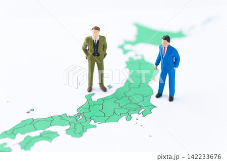 ビジネスマンと日本地図 ビジネスマンと日本地図 142233676