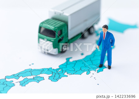 ビジネスマンと日本地図とトラック ビジネスマンと日本地図とトラック 142233696