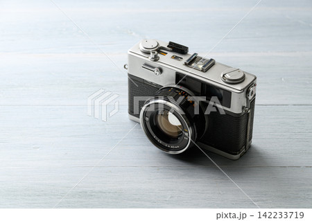 木製テーブルに置かれたヴィンテージフィルムカメラ 木製テーブルに置かれたヴィンテージフィルムカメラ 142233719