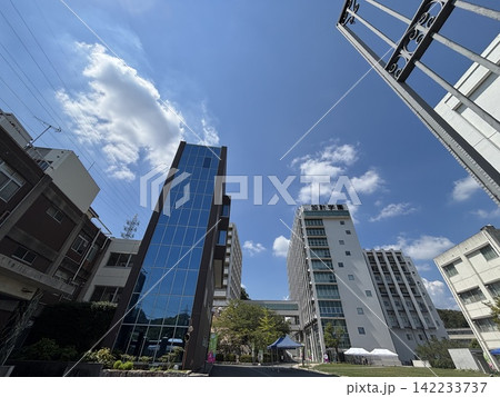 新築のオフィスビルのある都市風景 新築のオフィスビルのある都市風景 142233737