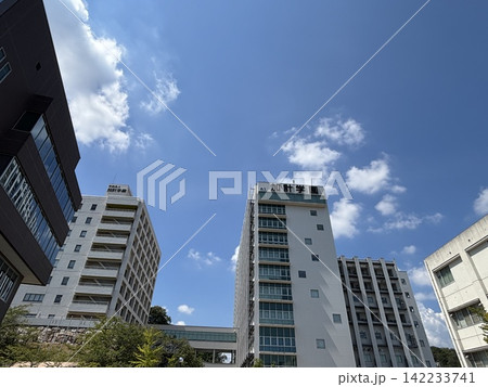 新築のオフィスビルのある都市風景 新築のオフィスビルのある都市風景 142233741