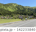 茅葺屋根のある集落 142233840