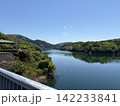 ダム湖に映る山 142233841