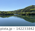 ダム湖に映る山 142233842