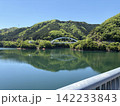 ダム湖に架かる橋 142233843