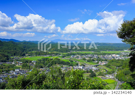 蒲生城跡（本丸展望台）から望む霧島連山と蒲生町の町並み 142234140