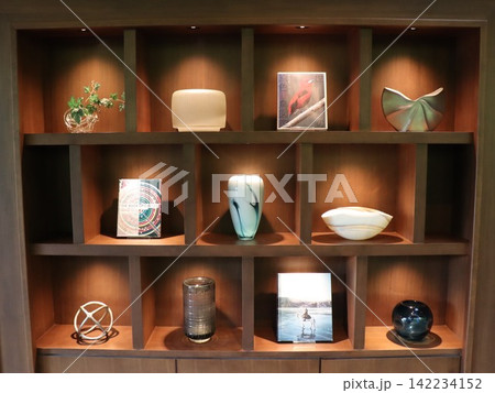 和の工芸品を並べた飾り棚 間接照明が照らすディスプレイ 和の工芸品を並べた飾り棚 間接照明が照らすディスプレイ 142234152