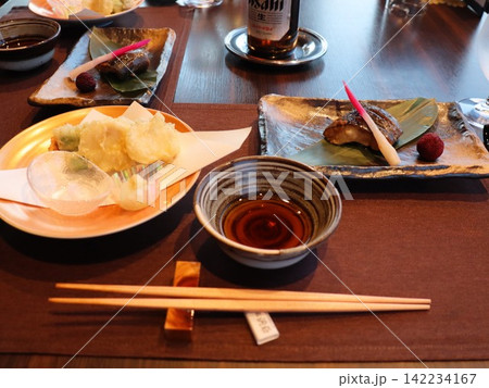 和食レストランのテーブル 天ぷらと焼き魚が並ぶ会席料理 和食レストランのテーブル 天ぷらと焼き魚が並ぶ会席料理 142234167