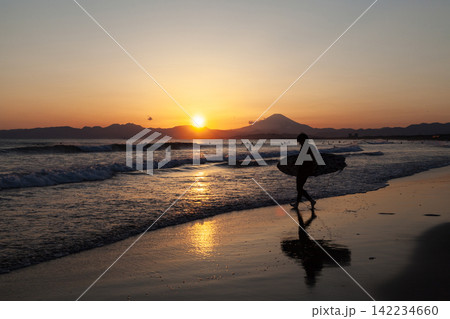 湘南鵠沼海岸 夕陽と富士山とサーファーのシルエット 湘南鵠沼海岸 夕陽と富士山とサーファーのシルエット 142234660
