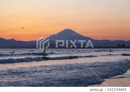 湘南鵠沼海岸 日没後の富士山とサーファーのシルエット 湘南鵠沼海岸 日没後の富士山とサーファーのシルエット 142234665