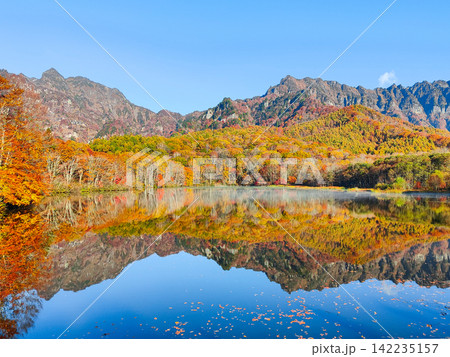 鏡池と戸隠山(秋) 鏡池と戸隠山(秋) 142235157