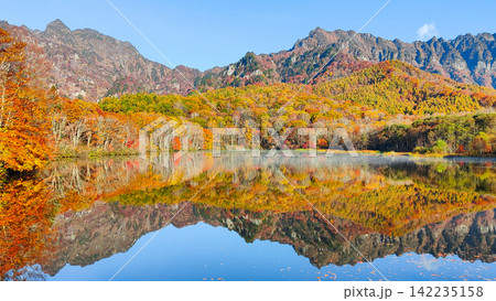 鏡池と戸隠山(秋) 鏡池と戸隠山(秋) 142235158