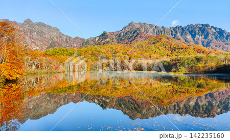 鏡池と戸隠山(秋) 鏡池と戸隠山(秋) 142235160
